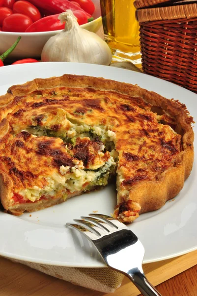 Quiche with broccoli and tomato ready to eat — Stock Photo, Image