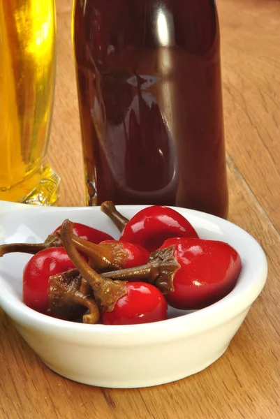 Alguma páprica de cereja vermelha orgânica em óleo de girassol — Fotografia de Stock