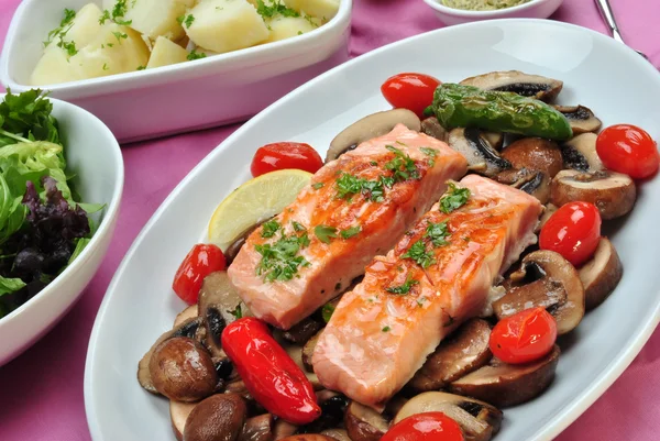 Grilled salmon with organic mushroom on a plate — Stock Photo, Image