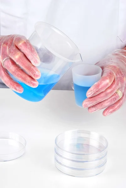 Синя рідина в двох хімічних контейнерах — стокове фото