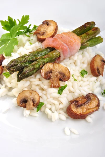 Organic risotto ris med sparris och persilja — Stockfoto