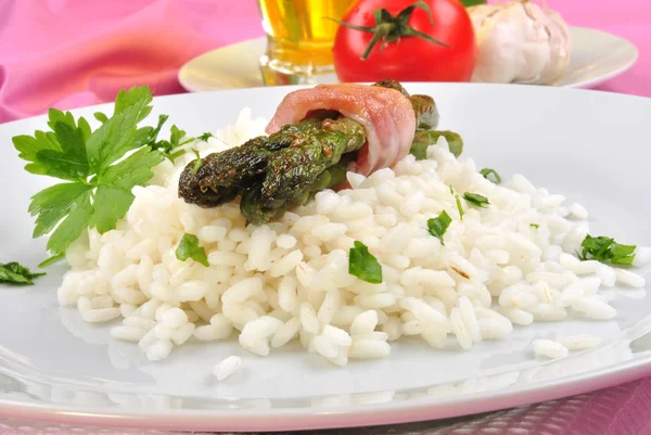 Organic risotto rice with asparagus and parsley — Stock Photo, Image
