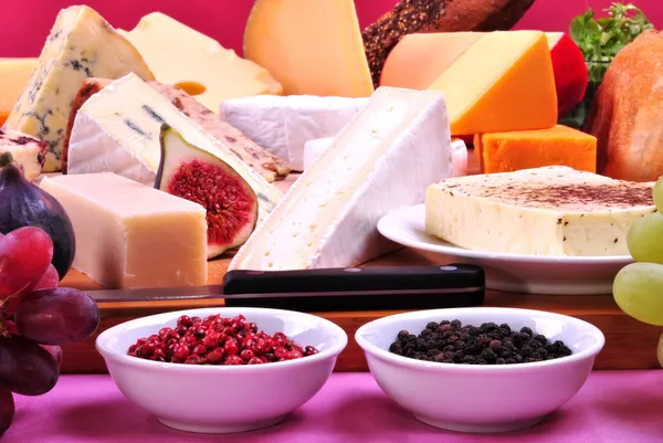 Sýrový talíř s některé organické čerstvý sýr — Stock fotografie