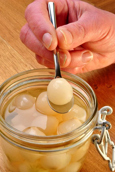 Cebolla perla orgánica en aceite de girasol — Foto de Stock