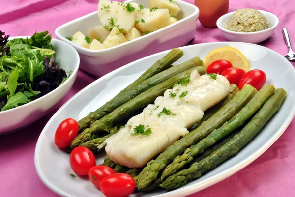 Cod loins with organic green asparagus and tomato — Stock Photo, Image