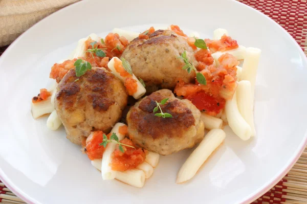 Bakso dengan pasta dan saus tomat di piring — Stok Foto
