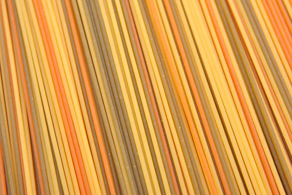 Alguns casa feita espaguete cru em cores diferentes — Fotografia de Stock