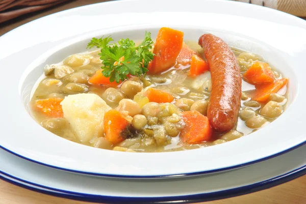 Sup gaya pedesaan lezat dengan sayuran dan sosis — Stok Foto