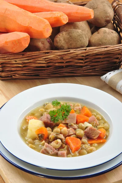 Sup gaya pedesaan lezat dengan sayuran dan daging — Stok Foto