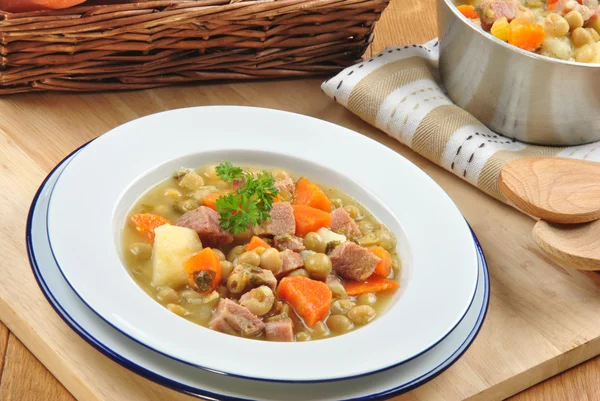 Sup gaya pedesaan lezat dengan sayuran dan daging — Stok Foto