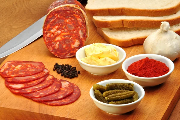 Chorizo salami och några skivor salami på en timmer ombord — Stockfoto
