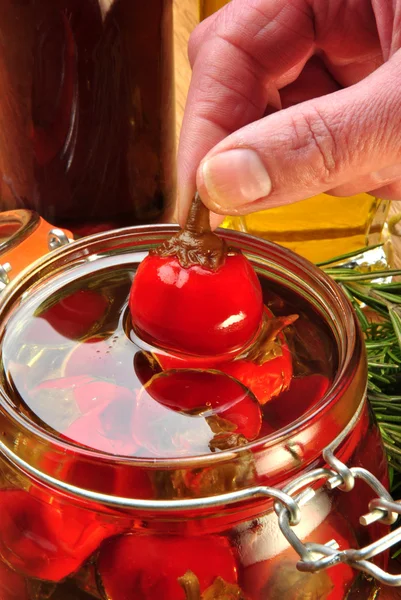 Sommige organische rode kers paprika in zonnebloemolie — Stockfoto