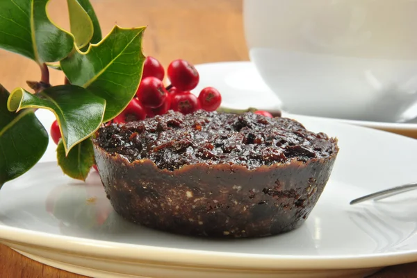 Zelfgemaakte christmas pudding op een plaat — Stockfoto