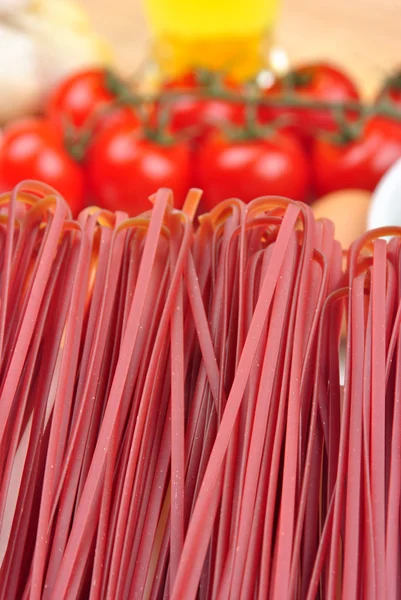 Några hemgjorda rå spaghetti i olika färg — Stockfoto
