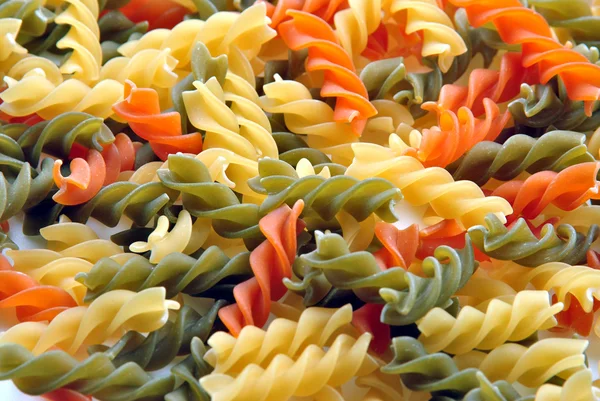 Einige hausgemachte rohe Nudeln in verschiedenen Farben — Stockfoto