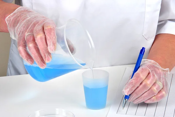 Fill some liquid in to a measuring cup — Stock Photo, Image
