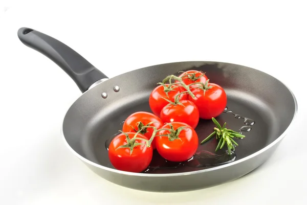 Sommige organische rode tomaten in een pan — Stockfoto