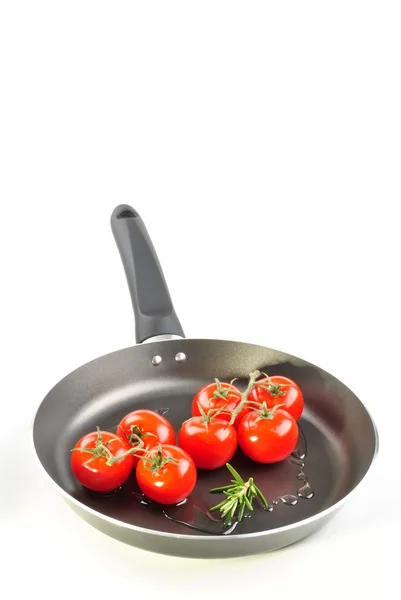 Деякі органічні червоні помідори на сковороді — стокове фото