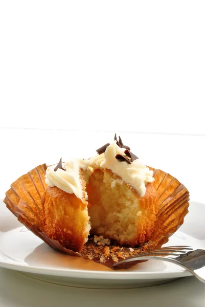 Hausgemachte Tasse Kuchen auf einem weißen Teller — Stockfoto
