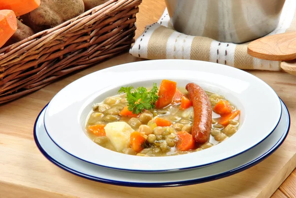 Rumah membuat sup sayuran dengan sosis asap — Stok Foto