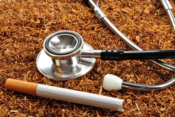 Néhány egészségtelen dohány cigaretta és a sztetoszkóp — Stock Fotó