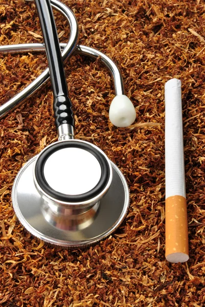 Några ohälsosamma tobak cigarett och stetoskop — Stockfoto