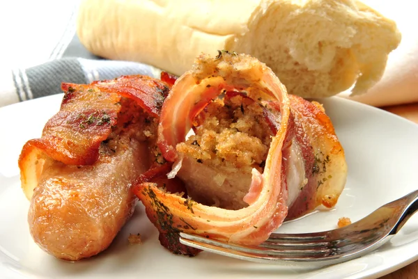 Domácí klobáska rohlíky s anglickou slaninou a česnekem — Stock fotografie