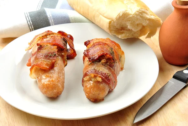 Domácí klobáska rohlíky s anglickou slaninou a česnekem — Stock fotografie