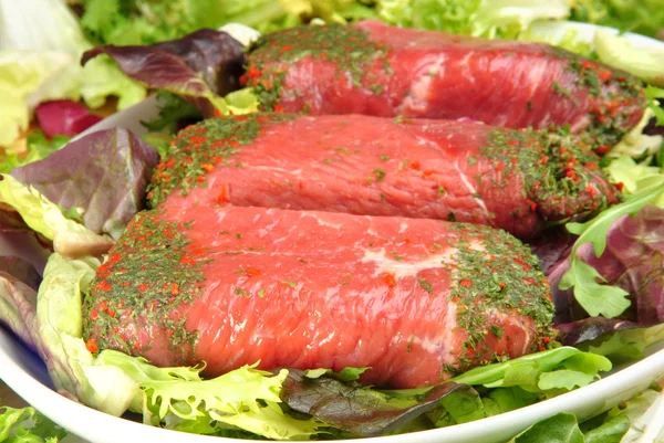 한 접시에 신선한 유기농 쇠고기 장식 — 스톡 사진