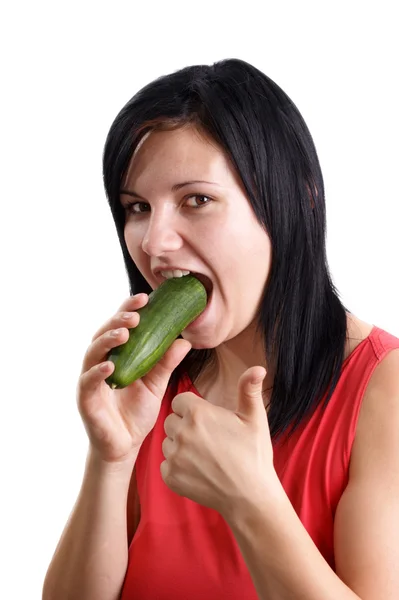 Una giovane donna che mangia un cetriolo biologico — Foto Stock