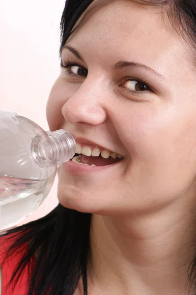 Μια Νεαρή Γυναίκα Που Πίνει Νερό Από Ένα Μπουκάλι — Φωτογραφία Αρχείου