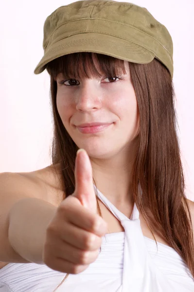 Uma jovem mulher carrega um chapéu de fazendeiro — Fotografia de Stock