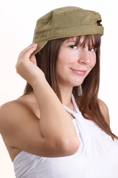 Młoda kobieta nosi kapelusz rolników — Zdjęcie stockowe