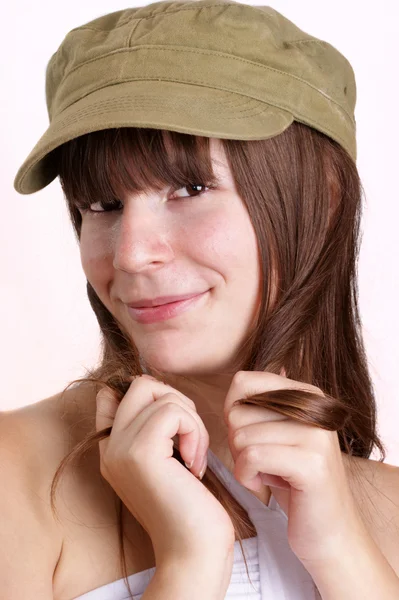 Egy fiatal nő hordozza a gazdálkodók kalap — Stock Fotó