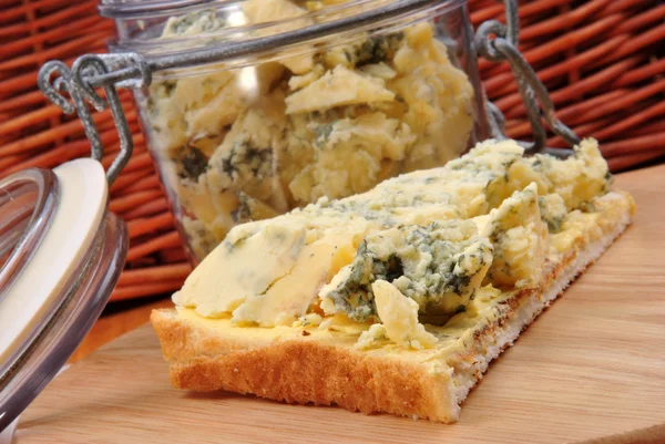 Some blue mold cheese on toast bread — Stock Photo, Image