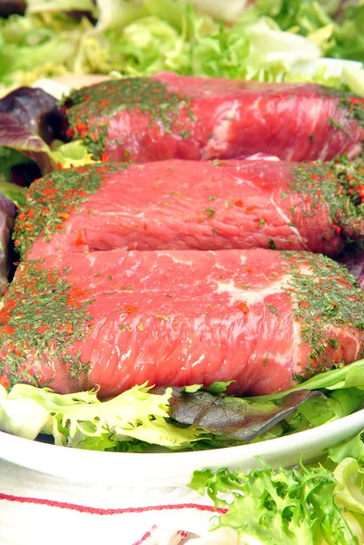 접시에 신선한 유기농 쇠고기 — 스톡 사진