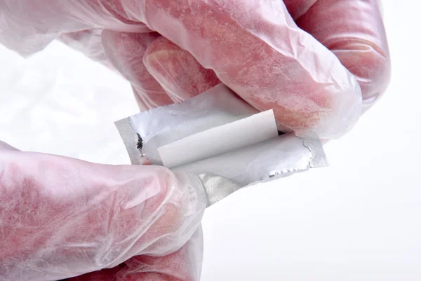 Öffnen Sie Einen Sterilen Pre Injection Abstrich Mit Handschuhen — Stockfoto