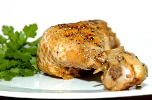 Palitos de pollo orgánicos a la parrilla en un plato — Foto de Stock