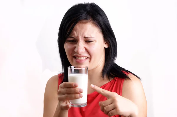 一个年轻女人喝有机冷牛奶 — 图库照片