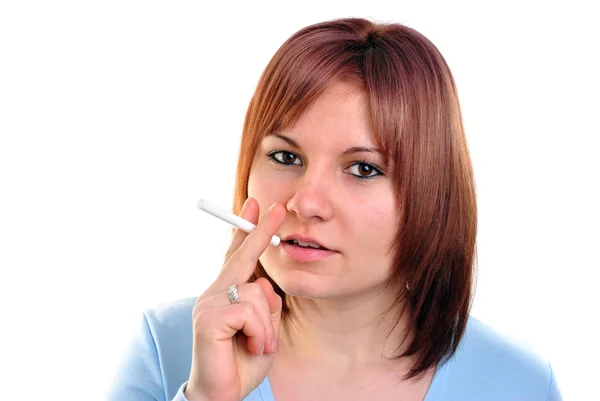 Молодая женщина держит бездымную сигарету в пальце — стоковое фото