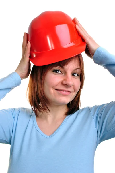 Mujer joven sostiene un casco de seguridad rojo — Foto de Stock