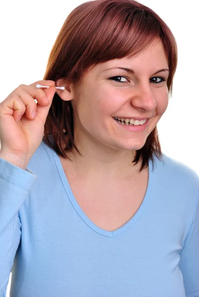 Kulak Temiz Kulak Temizleyici Ile Genç Kadın — Stok fotoğraf