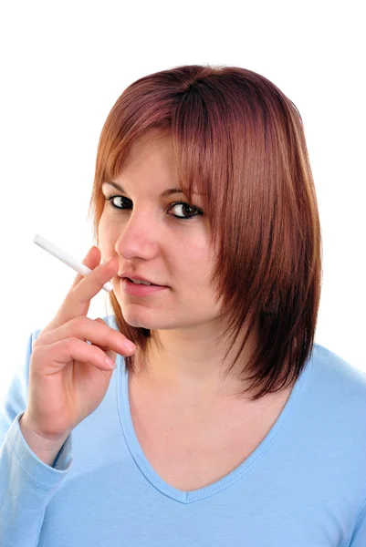 Mujer joven sostiene un cigarrillo sin humo en su dedo — Foto de Stock