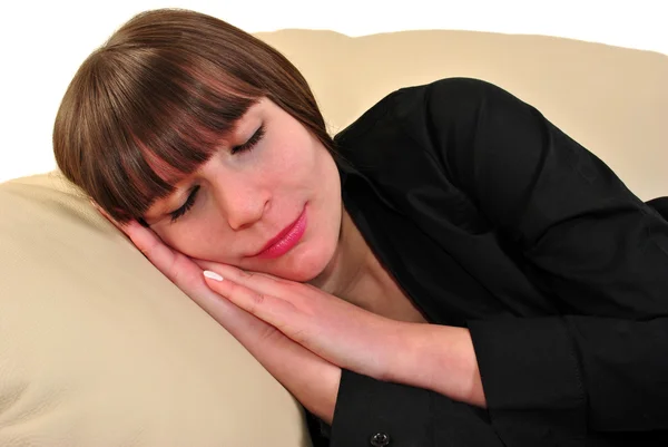Fiatal nő alszik a kanapén — Stock Fotó