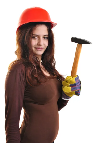 头盔的年轻女人持有一把锤子 — 图库照片