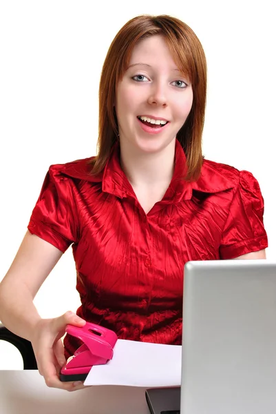 Ofis masasında oturan genç bir kadın — Stok fotoğraf