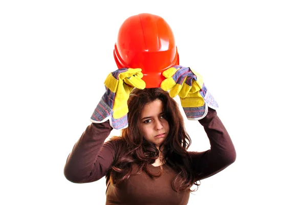 Giovane donna tiene un casco di sicurezza rosso — Foto Stock