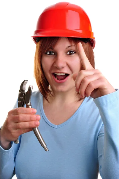Junge Frau hält einen Wasserrohrschlüssel in der Hand — Stockfoto