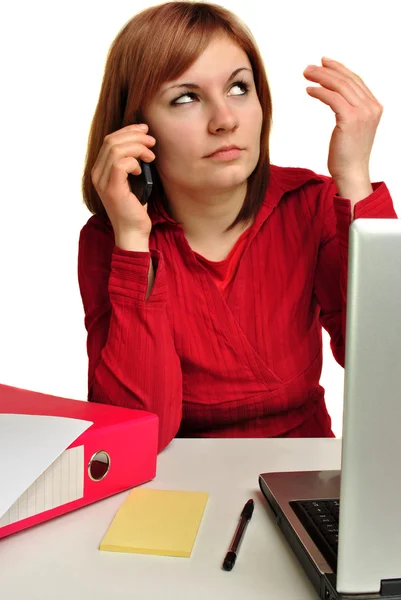Jovem mulher está falando em um telefone — Fotografia de Stock
