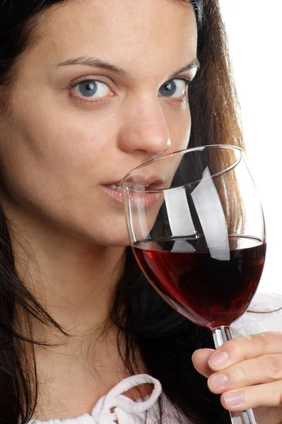 若い女性は家の作られたワインを飲む — ストック写真